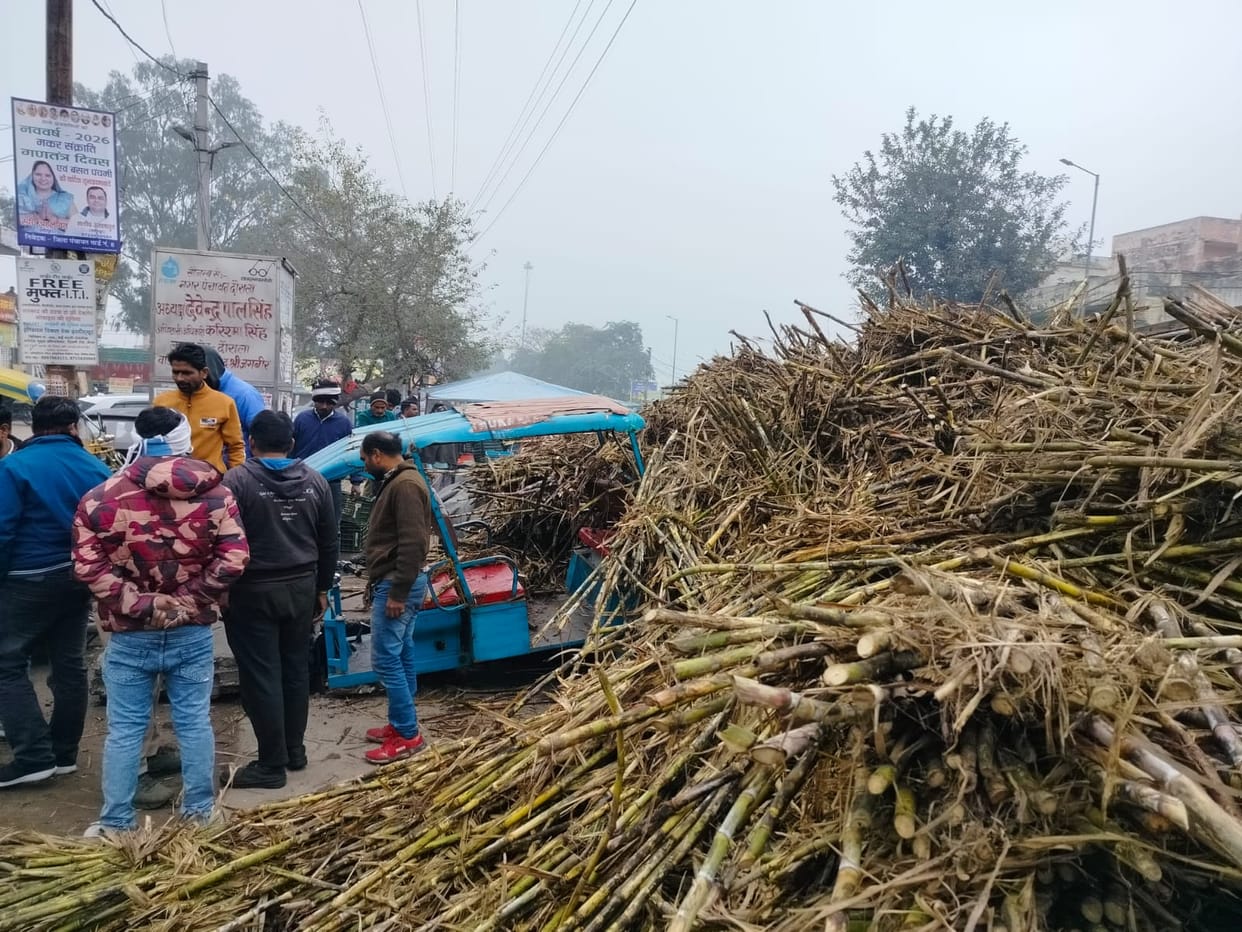 Sugarcane-loaded truck overturns onto e-rickshaw at Daurala crossing, major accident narrowly avoided