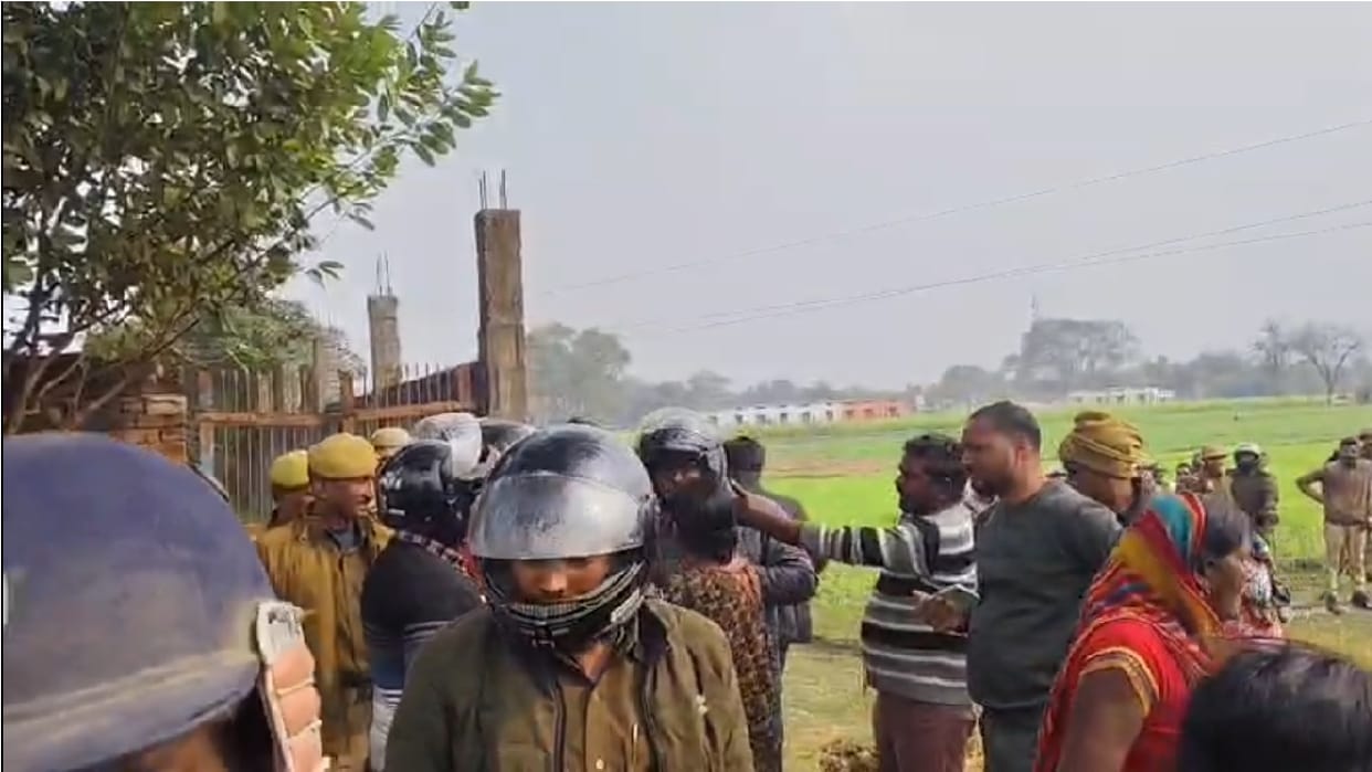Stone pelting on the team that went to remove encroachment in ballia