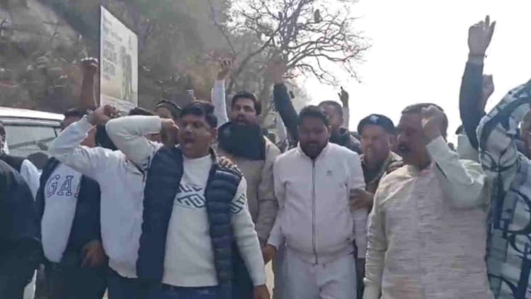 Haridwar: मोहम्मद दीपक के समर्थन में उतरा भीम आर्मी संगठन, पुलिस और कार्यकर्ताओं के बीच बहस, हिरासत में लिए गए