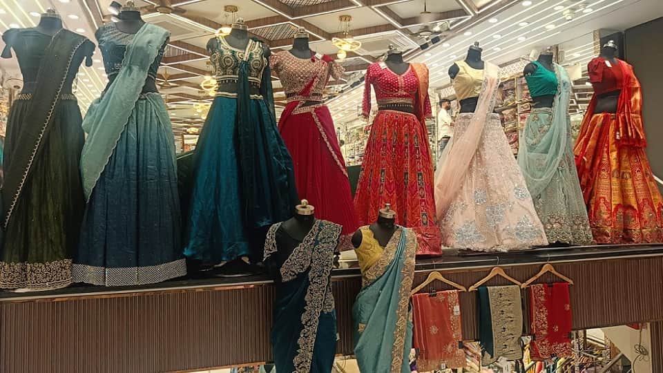 हाथरस शहर के एक शोरूम में सजे परिधान