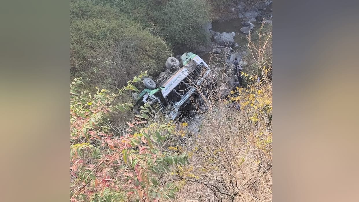 hrtc nerwa ponta bus accident near Kwanu vikasnagar, many passanger injured
