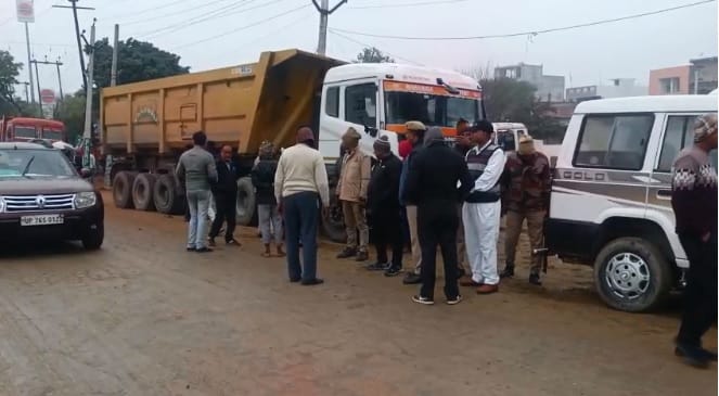 Auraiya ADM and ASP raids Maurang market in the early morning hours dozens of overloaded vehicles seized
