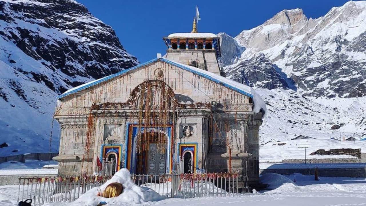 Snowfall In badrinath Kedarnath hills of Badri-Kedar and Gangotri Dham shine like silver Watch Photos
