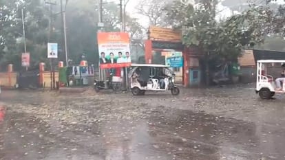 UP Weather News Dark clouds covered sky in Lucknow rain lashed several areas wind increased cold