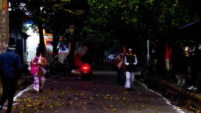 UP Weather News Dark clouds covered sky in Lucknow rain lashed several areas wind increased cold