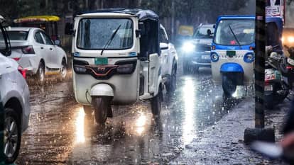 UP Weather News Dark clouds covered sky in Lucknow rain lashed several areas wind increased cold