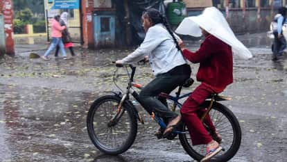 UP Weather News Dark clouds covered sky in Lucknow rain lashed several areas wind increased cold