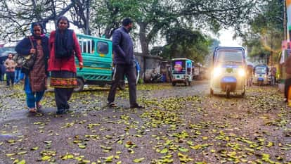 UP Weather News Dark clouds covered sky in Lucknow rain lashed several areas wind increased cold