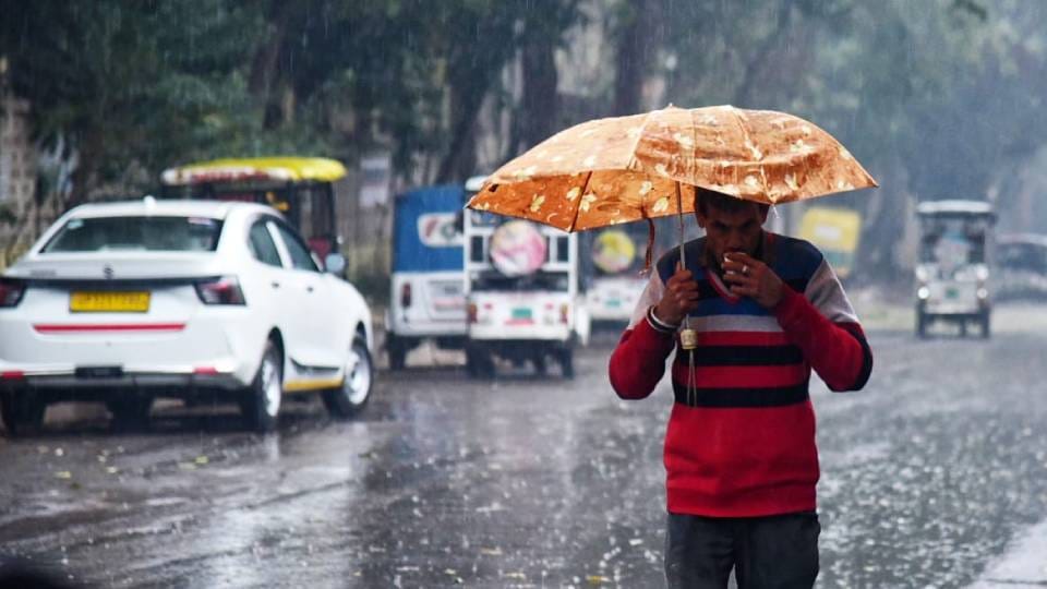UP Weather News Dark clouds covered sky in Lucknow rain lashed several areas wind increased cold