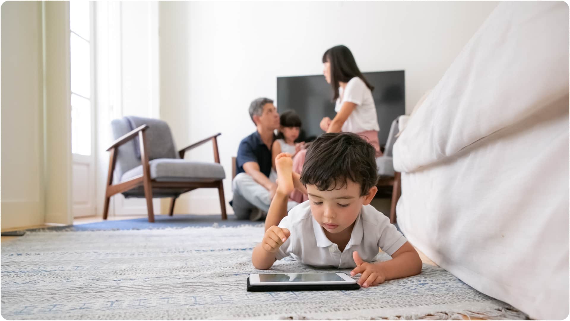 younger siblings spend more time on screens than Bigger ones baccho ka screen time badhna
