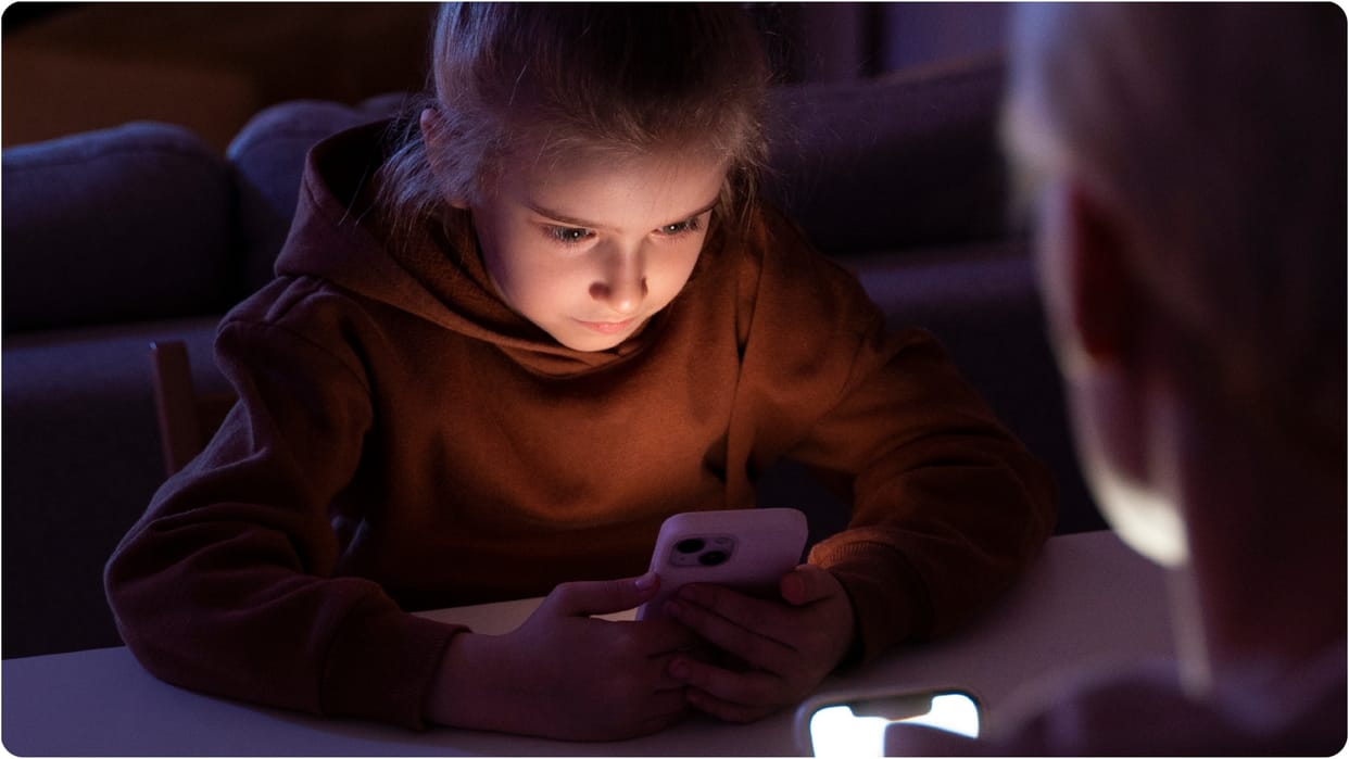 Sweden advised parents not to give smartphones to children before the age of 13 know its health risk