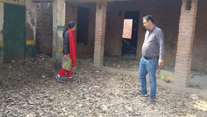 Piles of garbage in the school premises, classes held in the panchayat building - the reality of Moradabad