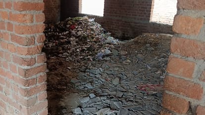 Piles of garbage in the school premises, classes held in the panchayat building - the reality of Moradabad