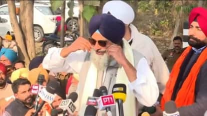 नाभा जेल से बाहर आने के बाद आंखों पर काला चश्मा चढ़ाकर मूंछों को ताव देते मजीठिया।