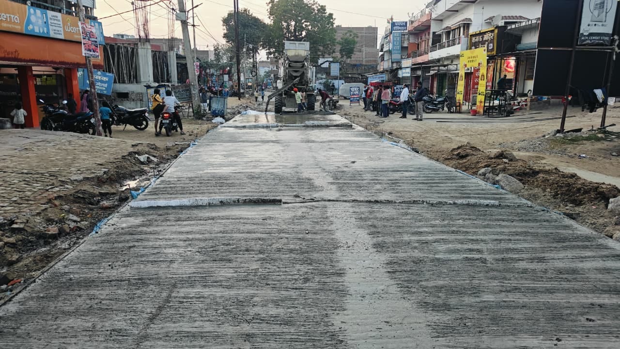 निर्माणाधीन पीसीसी सड़क की गुणवत्ता पर गंभीर सवाल।