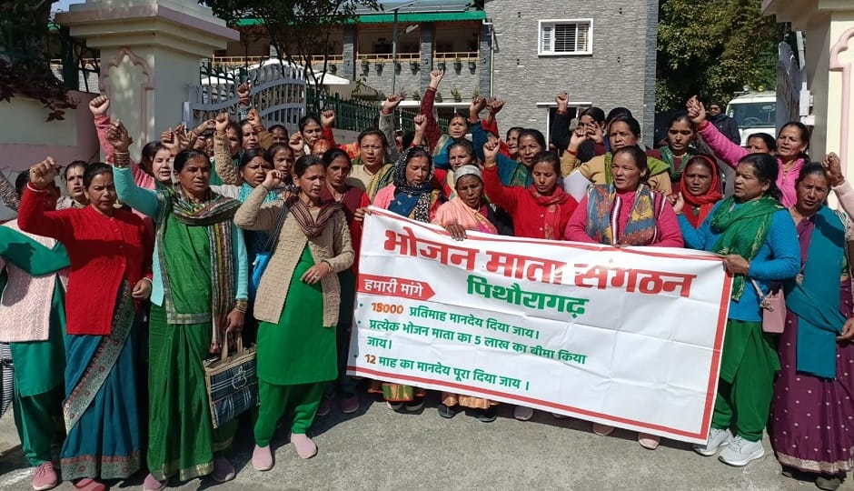 Bhojanmatas roared, workers staged a sit-in protest in the Collectorate premises in support of their demands