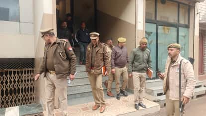 man found dead on chair in a hotel room in Shahjahanpur