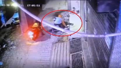 A man who fell on the road died, and two young men stole his mobile phone and fled