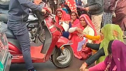 Lalitpur: Women stage a fierce protest against liquor, vandalise a shop and sit on the road.