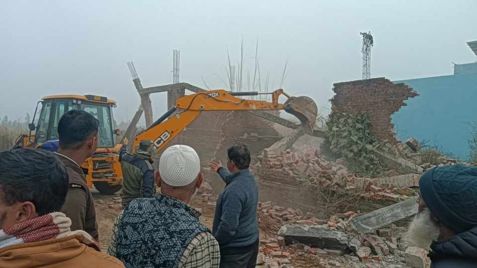 Moradabad: Zakir receives notice... Tufail's house demolished, MDA team surrounded by angry residents