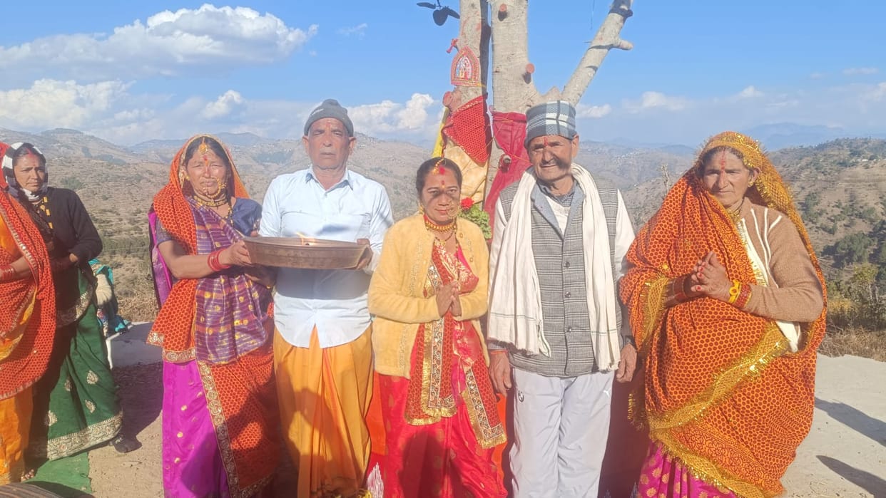 unique wedding in Almora Uttarakhand peepal tree becomes groom and banyan tree bride