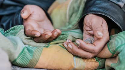 Viral Video Beggar ordered food online and gave a tip of Rs 50 to the delivery boy