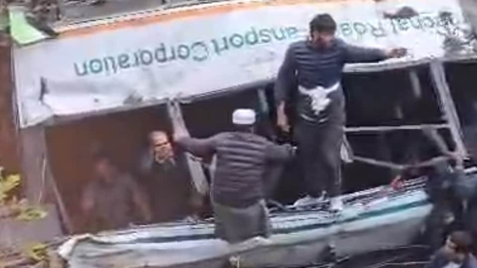 Vikasnagar Bus Accident SDRF and ambulance arrived late, so passersby and locals became the rescuers