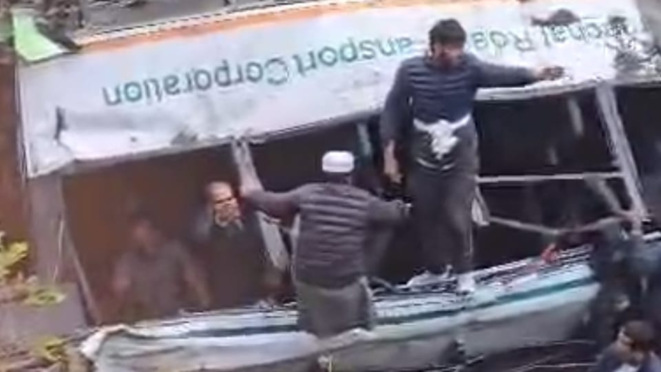 Vikasnagar Bus Accident SDRF and ambulance arrived late, so passersby and locals became the rescuers