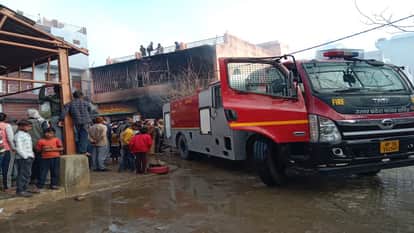 massive fire broke out in the trader house and shops in Bareilly