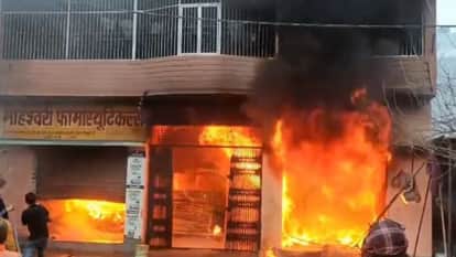 massive fire broke out in the trader house and shops in Bareilly