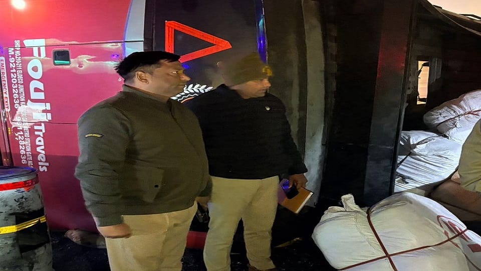 double-decker bus overturned on Agra-Lucknow Expressway,one child died and 10 injured
