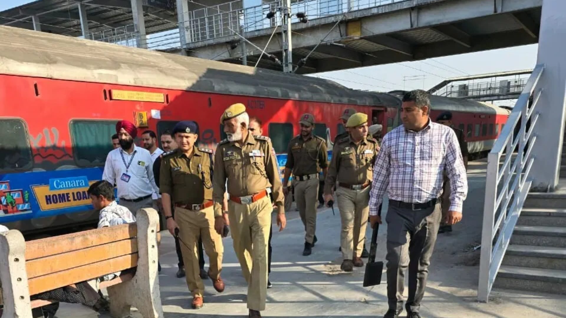 रेलवे स्टेशन के प्लेटफॉर्म पर मुस्तैद जीआरपी (सांकेतिक तस्वीर)