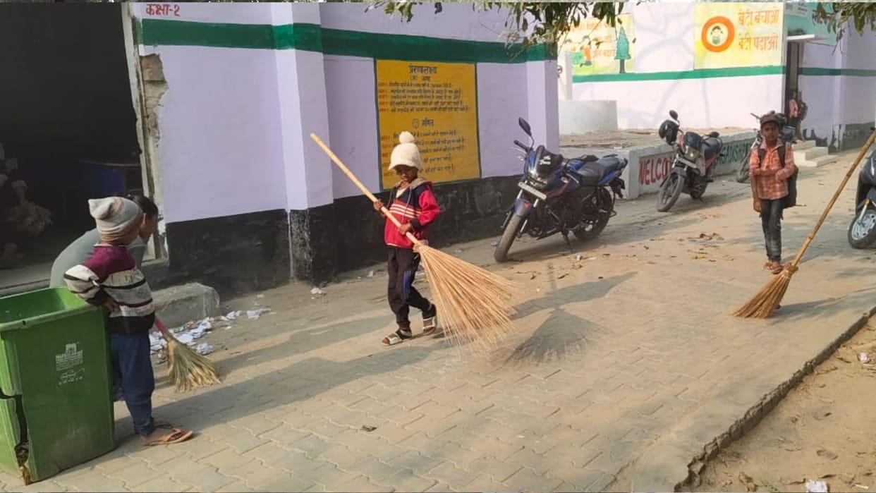 Varanasi Top news today including notice issued regarding children sweeping school premises