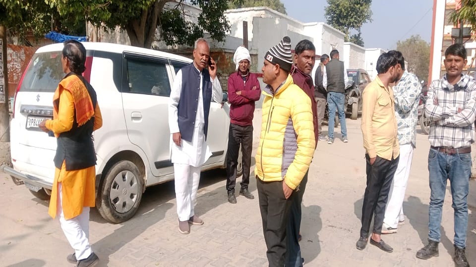 bus carrying wedding guests collided with politician car in Mainpuri