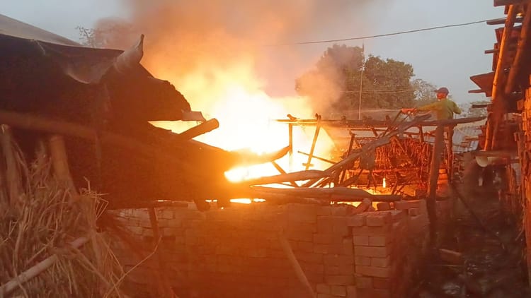 Bihar News: गैस सिलेंडर फटने से भीषण अग्निकांड दो घर जलकर राख, लाखों का नुकसान; राहत की बात लोग सुरक्षित