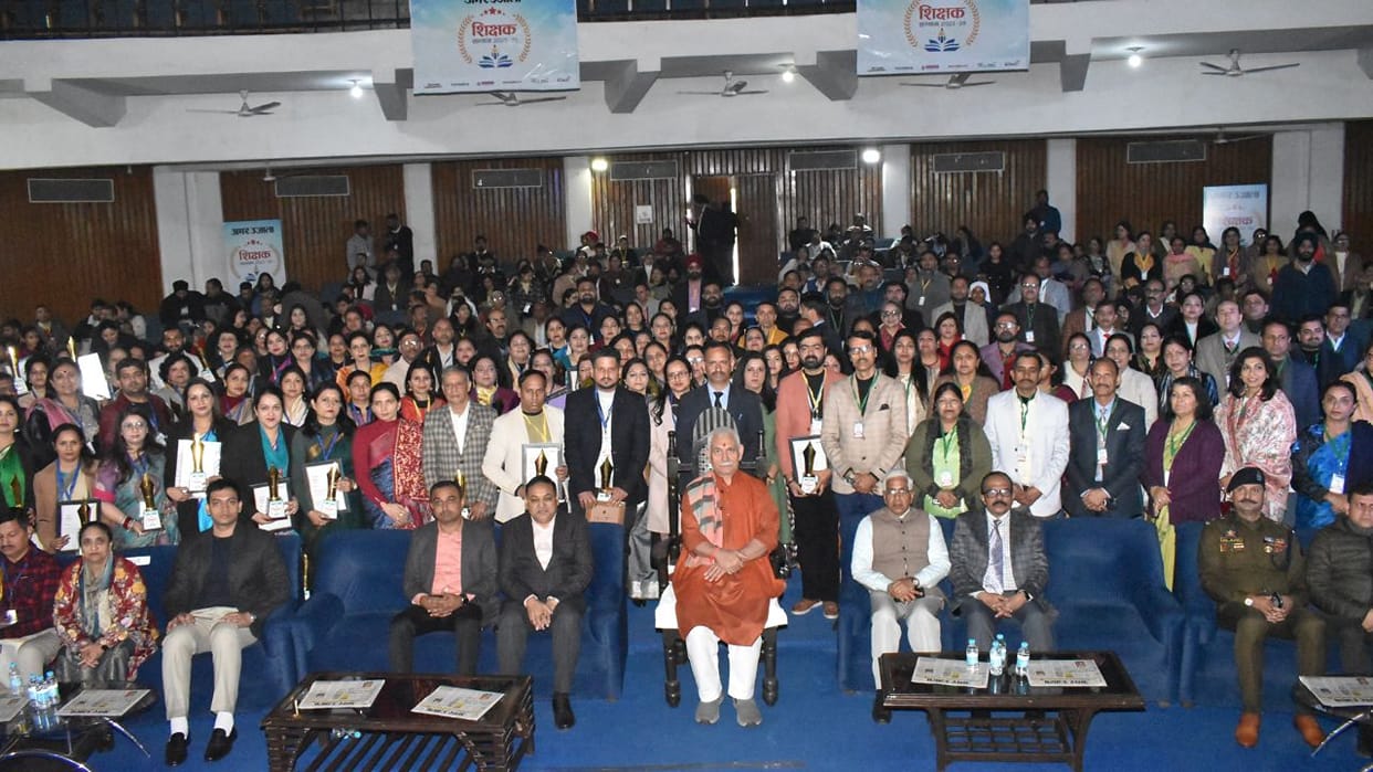 LG Manoj Sinha honored 101 teachers at the Amar Ujala Teachers' Honor Ceremony.