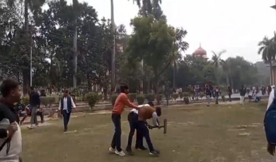 Allahanad University Two groups clashed over the discussion on UGC regulations