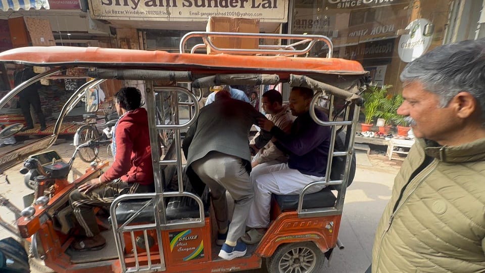 Bihar CM Nitish Kumar son traveled in e-rickshaw in Mathura and offered prayers at temple of Thakurji
