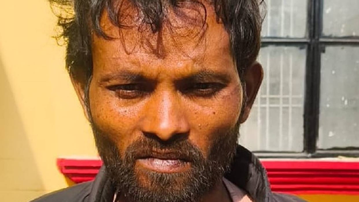 Balrampur: Teenager attacked with a sickle; after arrest, he jumped from the police vehicle... susta