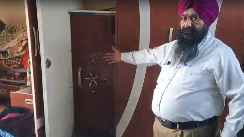 Jewelry and cash worth Rs 2.5 crore stolen from a landlord's house in Patiala.