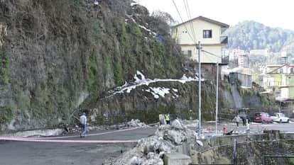 Shimla News Snowfall and negligence cause Sanjauli-Dhalli bypass road to sink cracks appear in several places