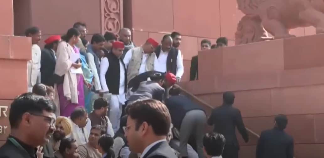 Congress MP Shashi Tharoor Stumbles on Assembly Stairs, Akhilesh Yadav Help