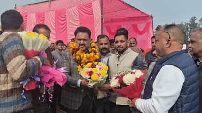 Bhawani Singh Pathania criticized the MPs saying they are busy reading letters from Delhi