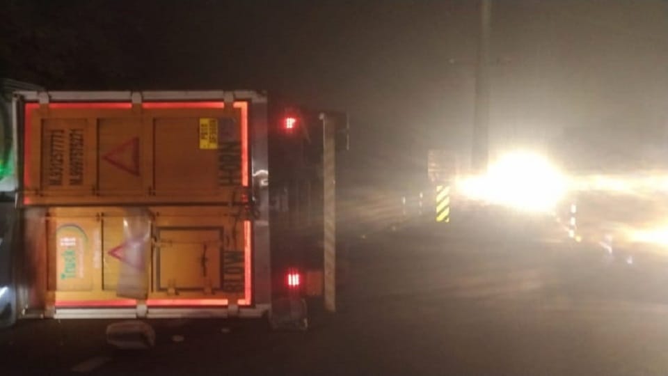 UP: Couple and two children riding a bike crushed by truck in Unnao; all four killed