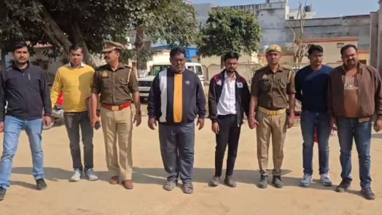 Cyber fraud of oen crore uncovered through fake trading app two criminals arrested in azamgarh