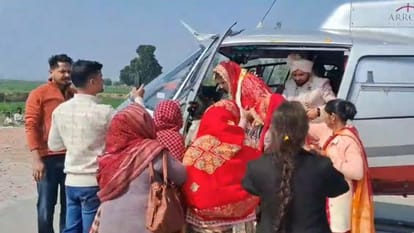 दूल्हा-दुल्हन का स्वागत करते परिजन