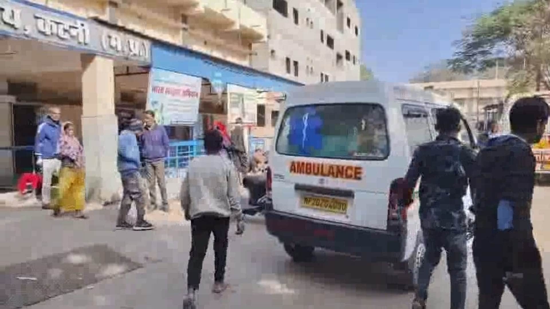 घायलों को लाया गया अस्पताल।