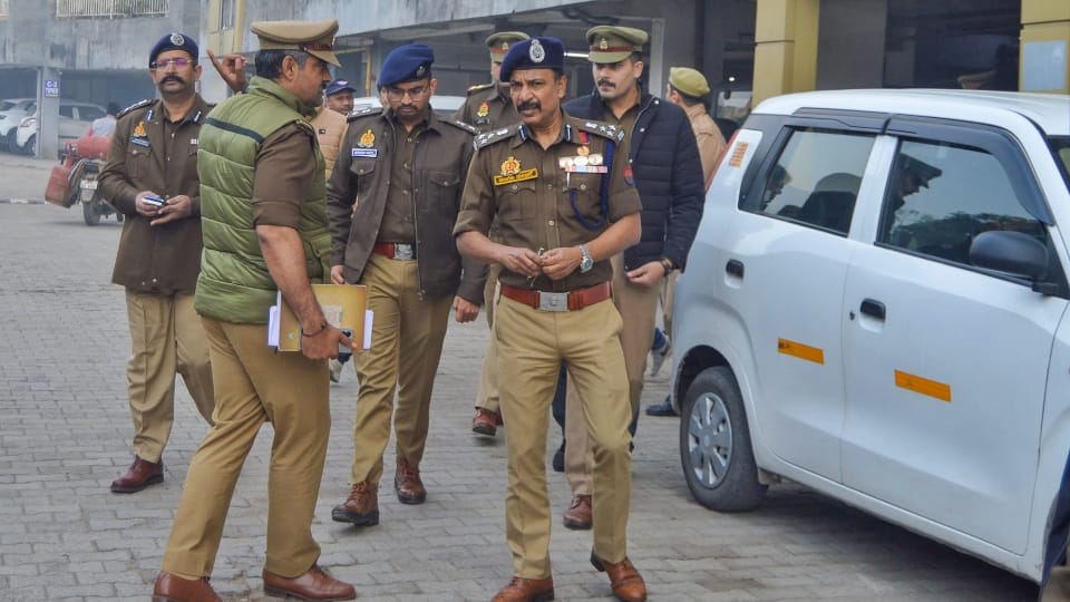 Ghaziabad Suicide case mystery of mobile and suicide note will be solved in three to four weeks