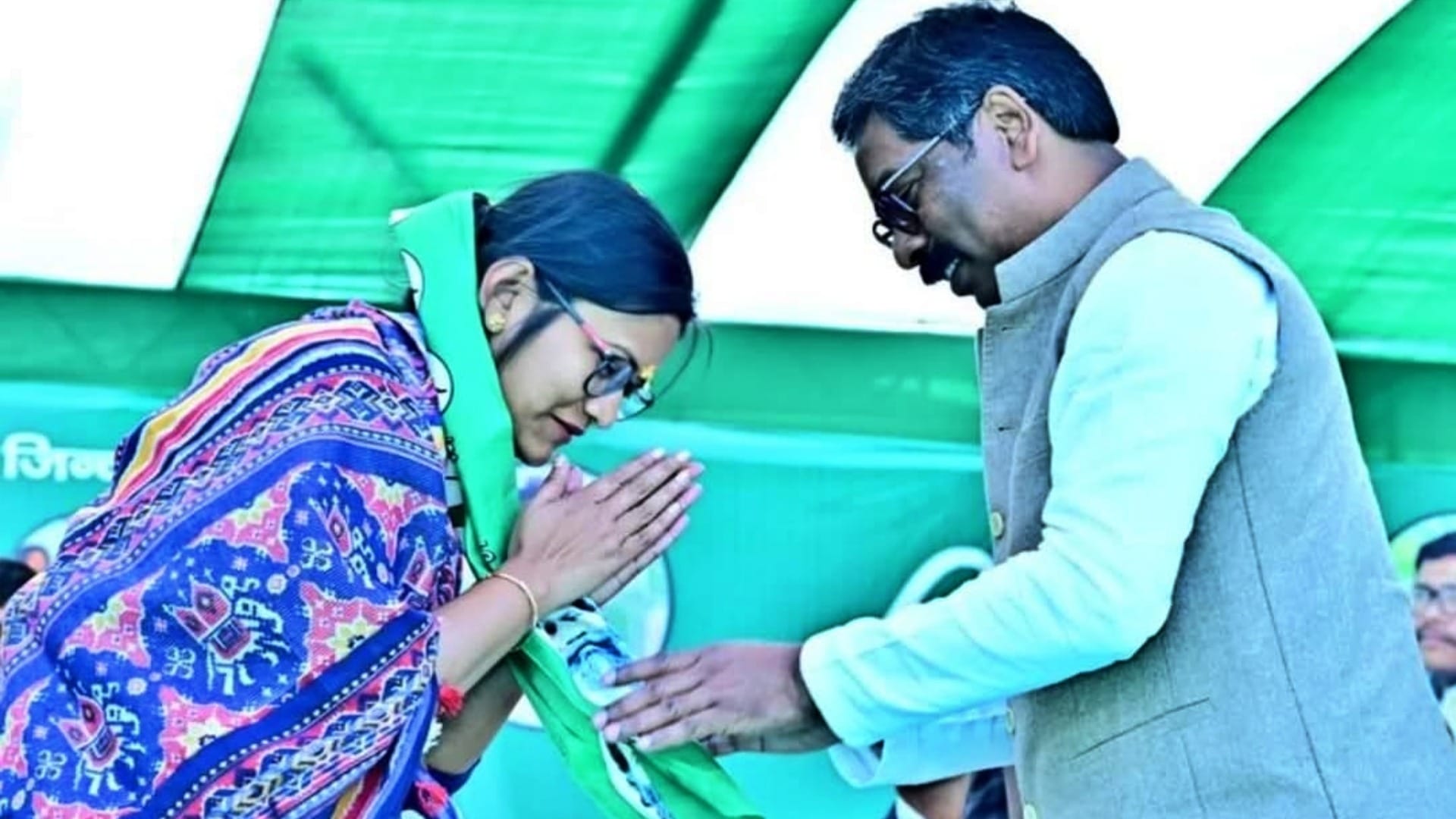 पूर्व जिप अध्यक्ष शालिनी गुप्ता सैकड़ों समर्थकों संग झामुमो में शामिल