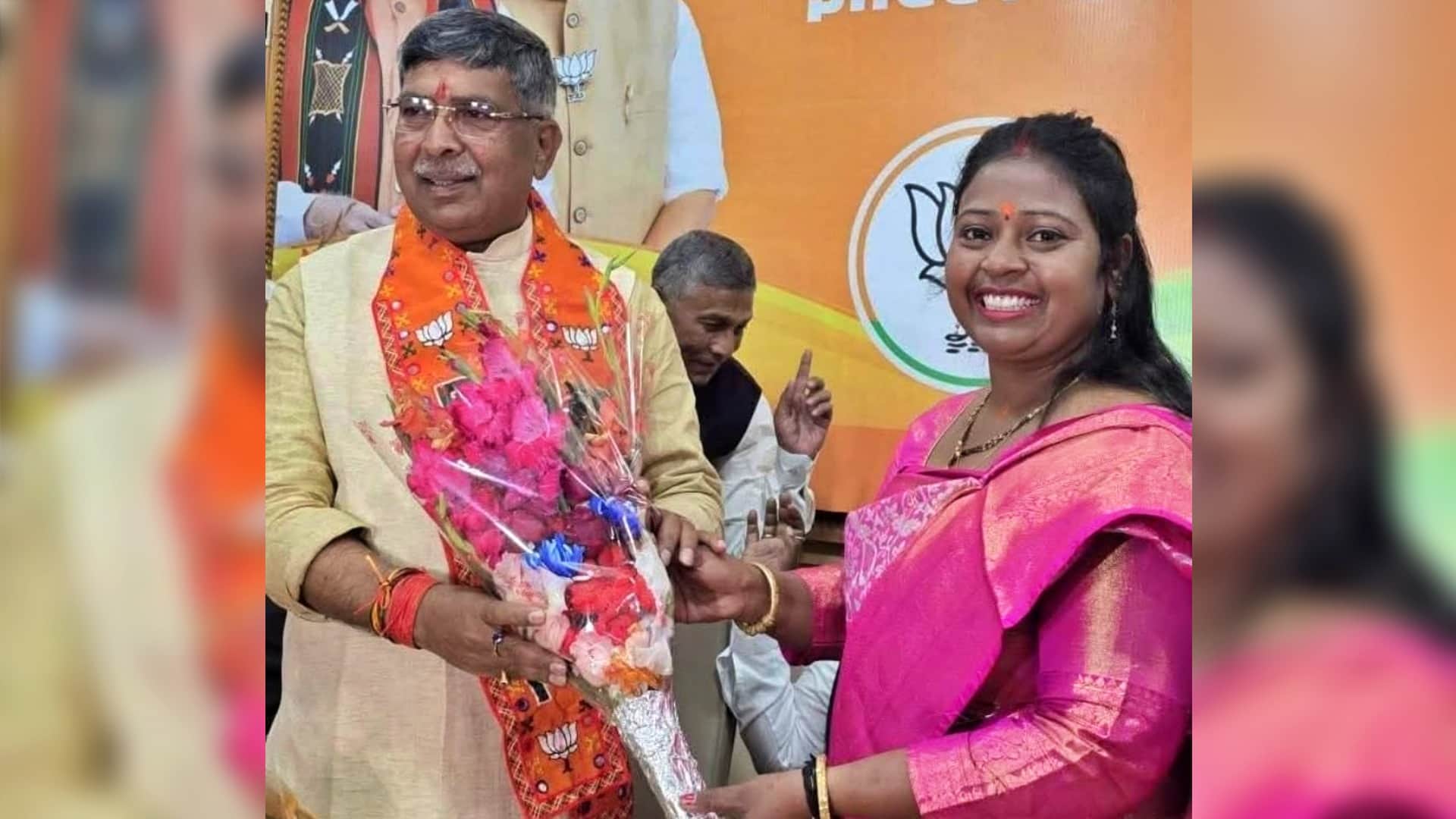 झारखंड भाजपा प्रदेश अध्यक्ष आदित्य साहू के साथ भाजपा प्रत्याशी रोशनी खलखो